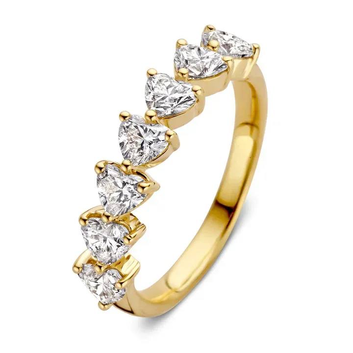 Gouden ring met zeven op een rij gezette hartvormige diamanten.