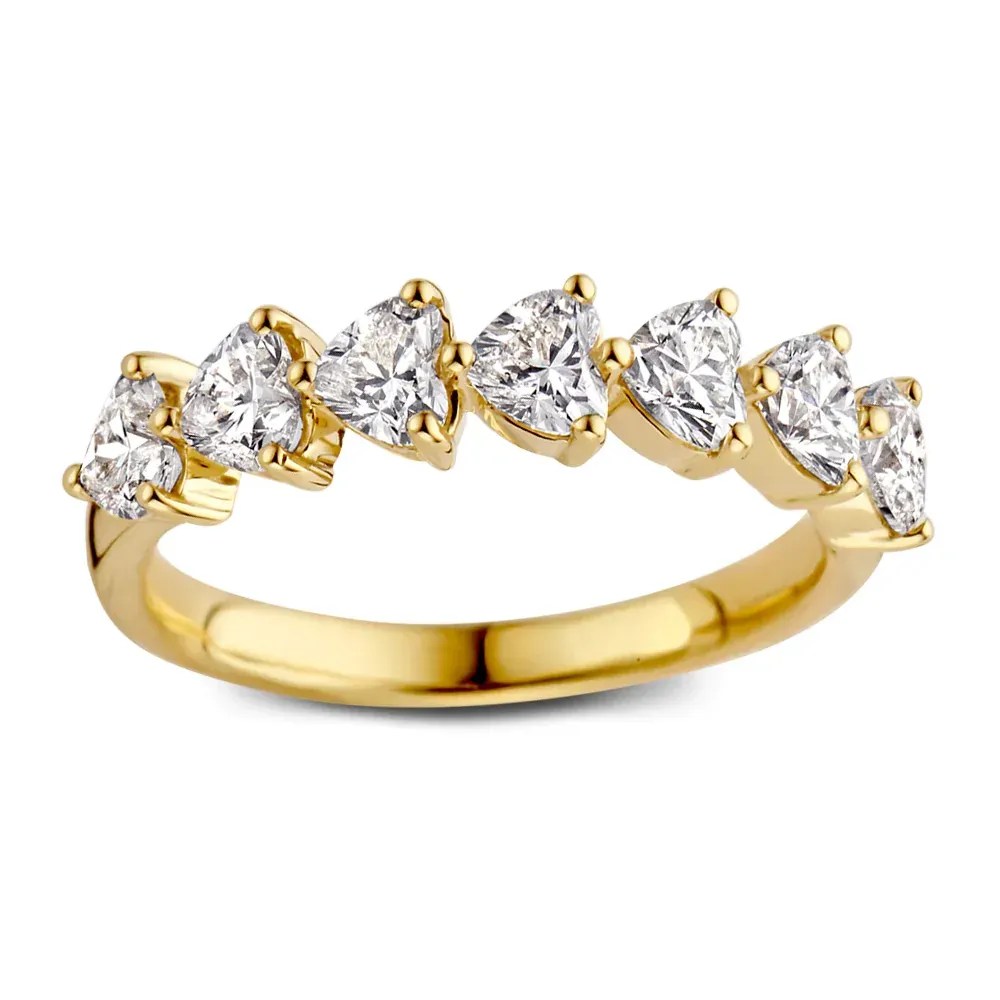 Gouden ring met zeven op een rij gezet driehoekig geslepen diamanten.