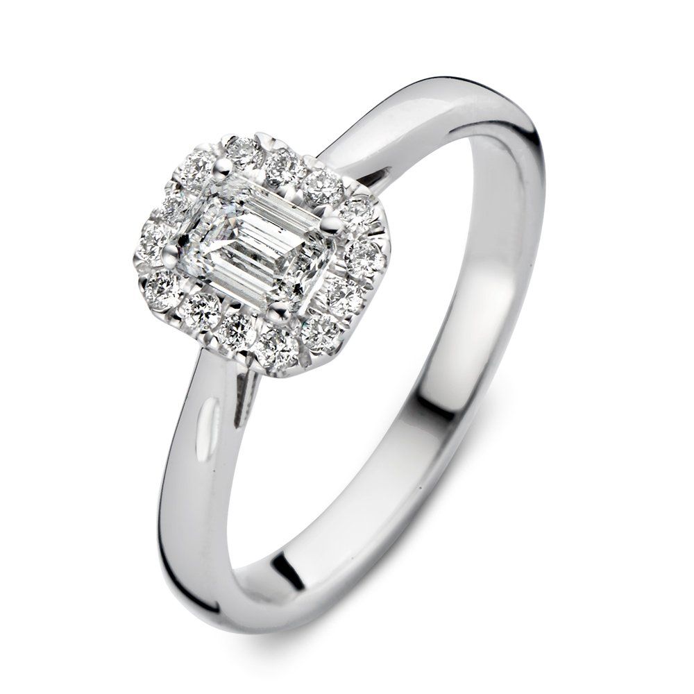 Diamanten verlovingsring met een centrale smaragd geslepen diamant en halo-zetting.