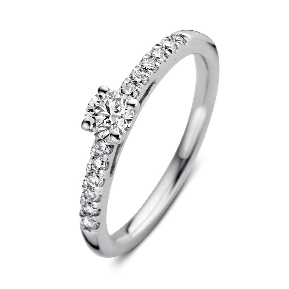 Diamanten ring met een solitaire en pavé diamanten op een witgouden band.