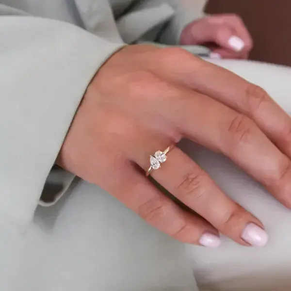 Gouden ring met een gebogen rij kleine, heldere edelstenen.