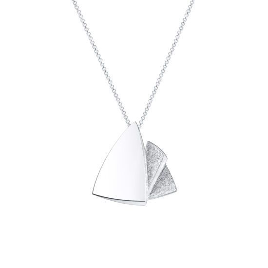Zilveren hangerketting met drie overlappende driehoekige vormen.