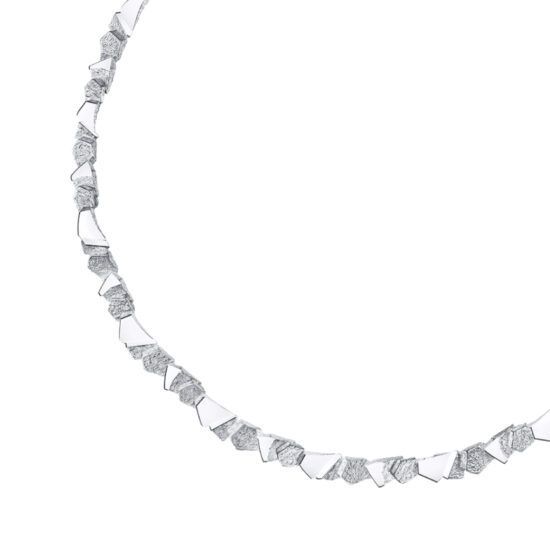 Zilveren ketting met driehoekige, gekartelde schakels.