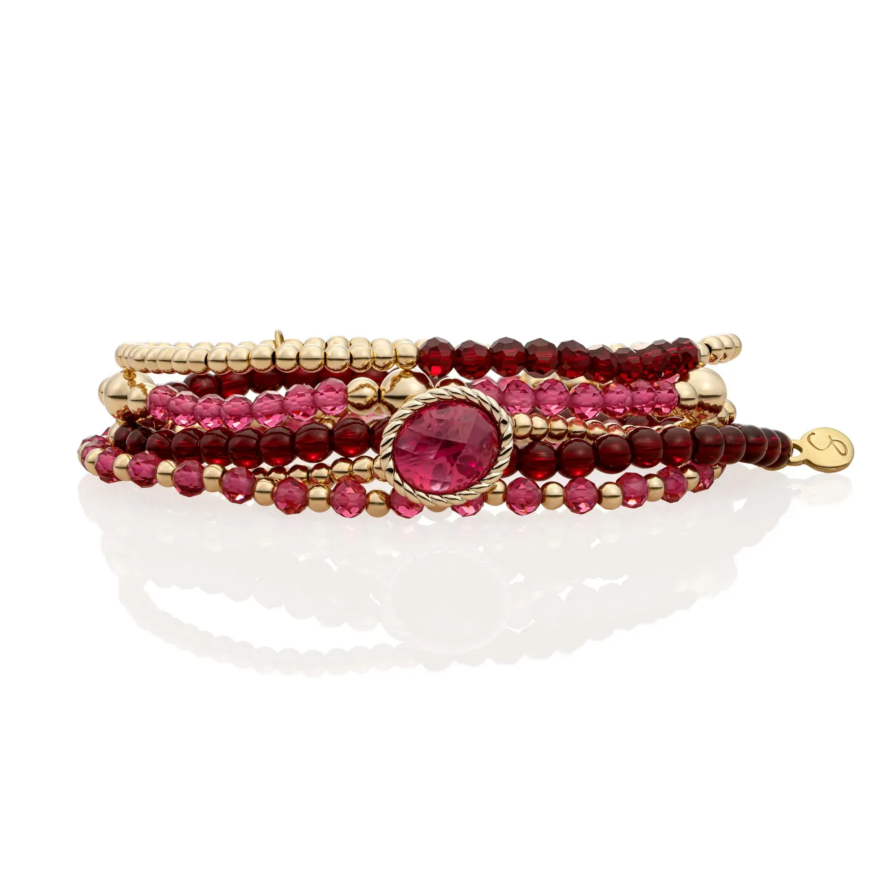 Stapel kralenarmbanden met robijn- en gouden accenten.