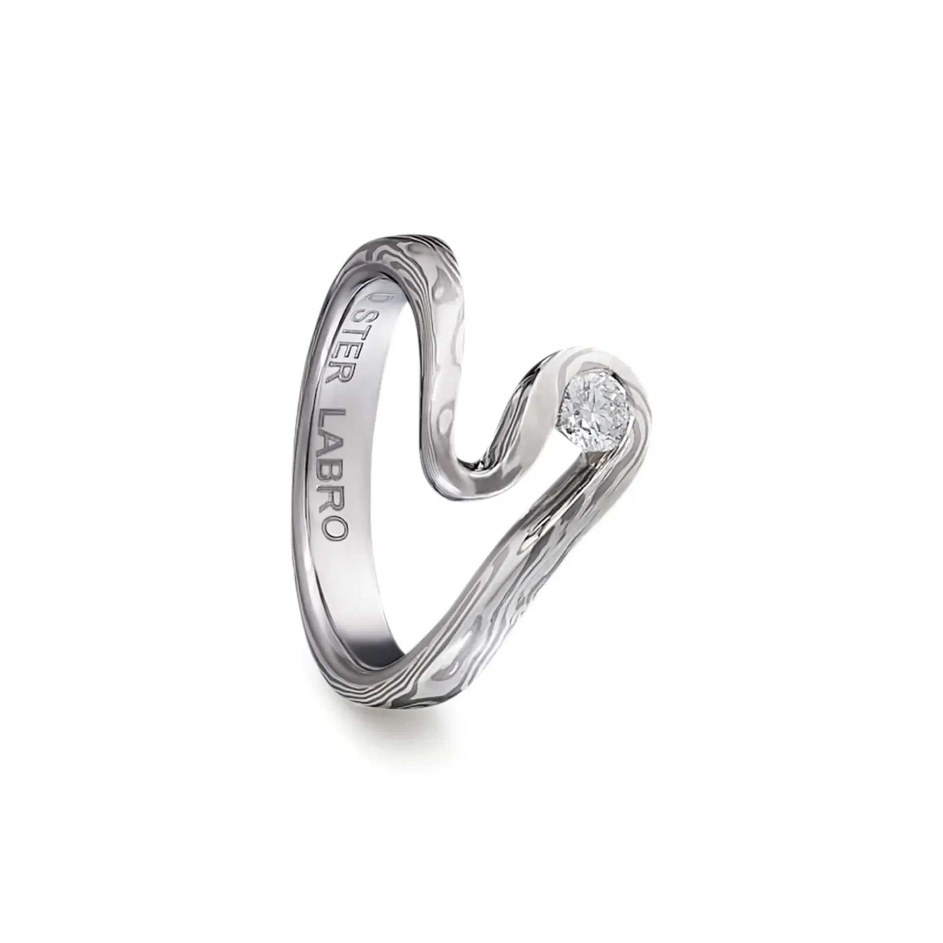 Zilveren ring met een gebogen, golvend ontwerp, met een kleine diamant en gegraveerde details. Op de band staat