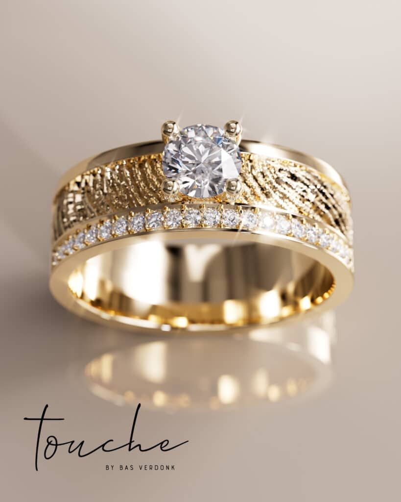 Gouden ring met een grote centrale diamant en kleine omringende diamanten, met vingerafdrukdetail.