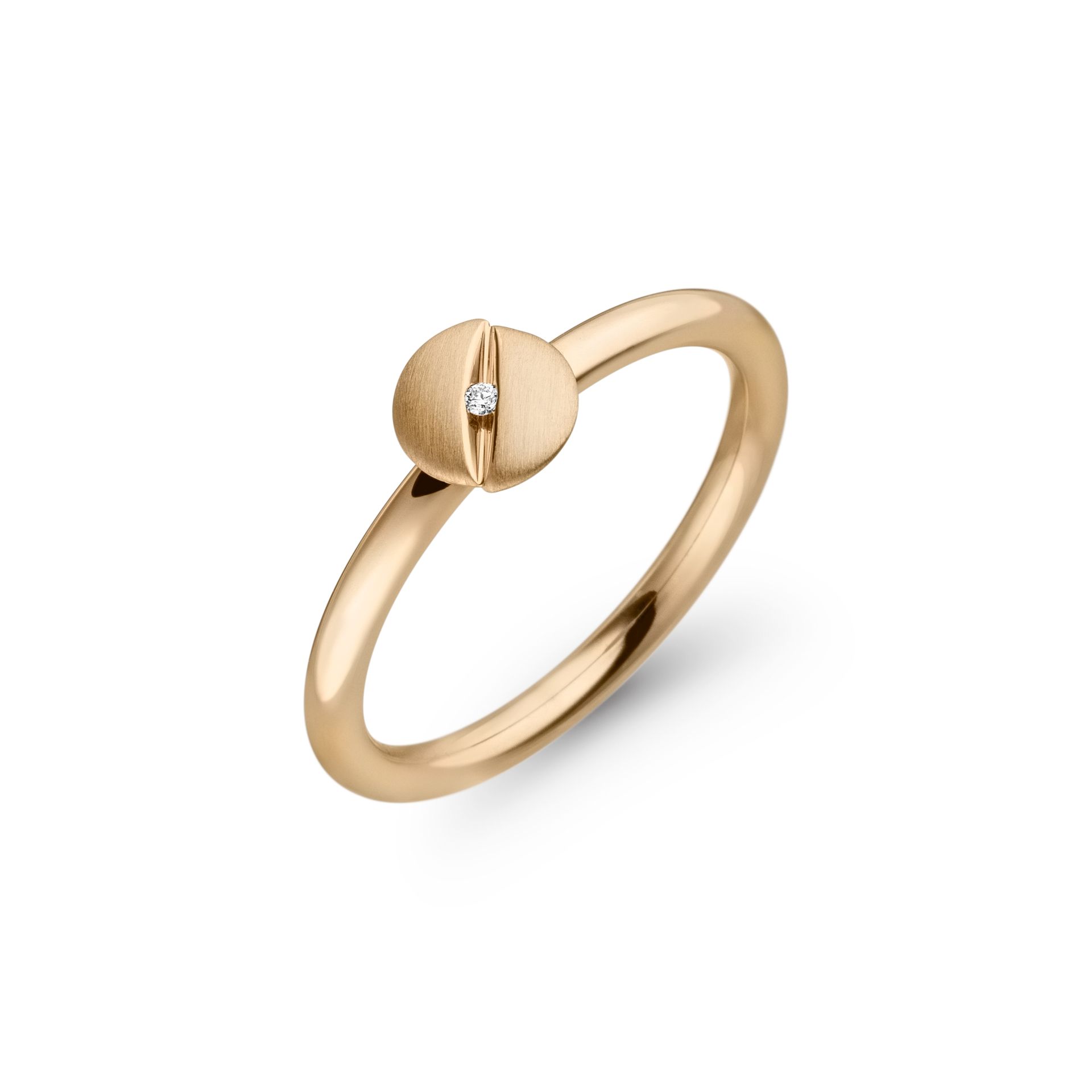 Gouden ring met een rond, gestructureerd middenstuk en een klein diamantaccent.