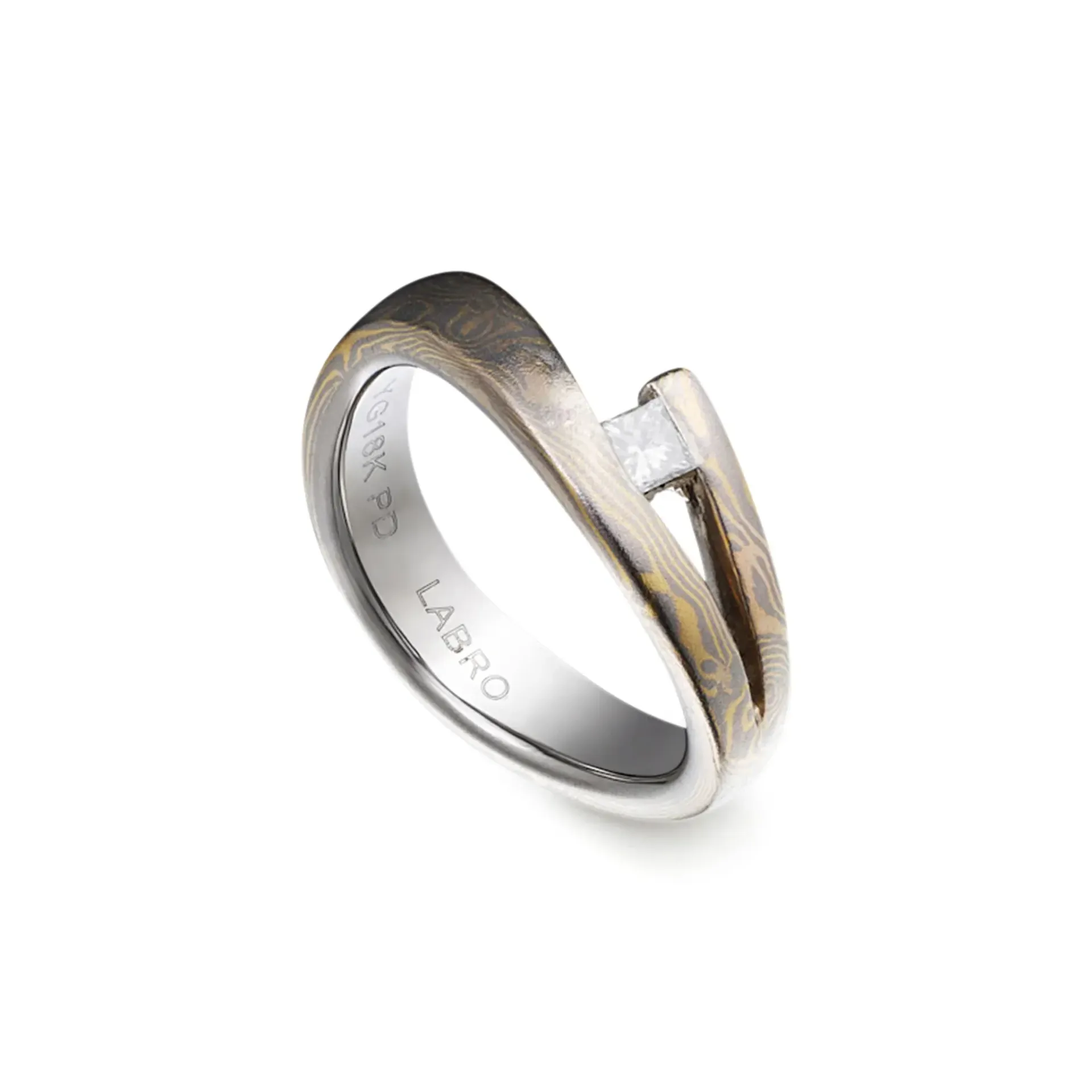 Ring van Damascusstaal met diamantaccent.