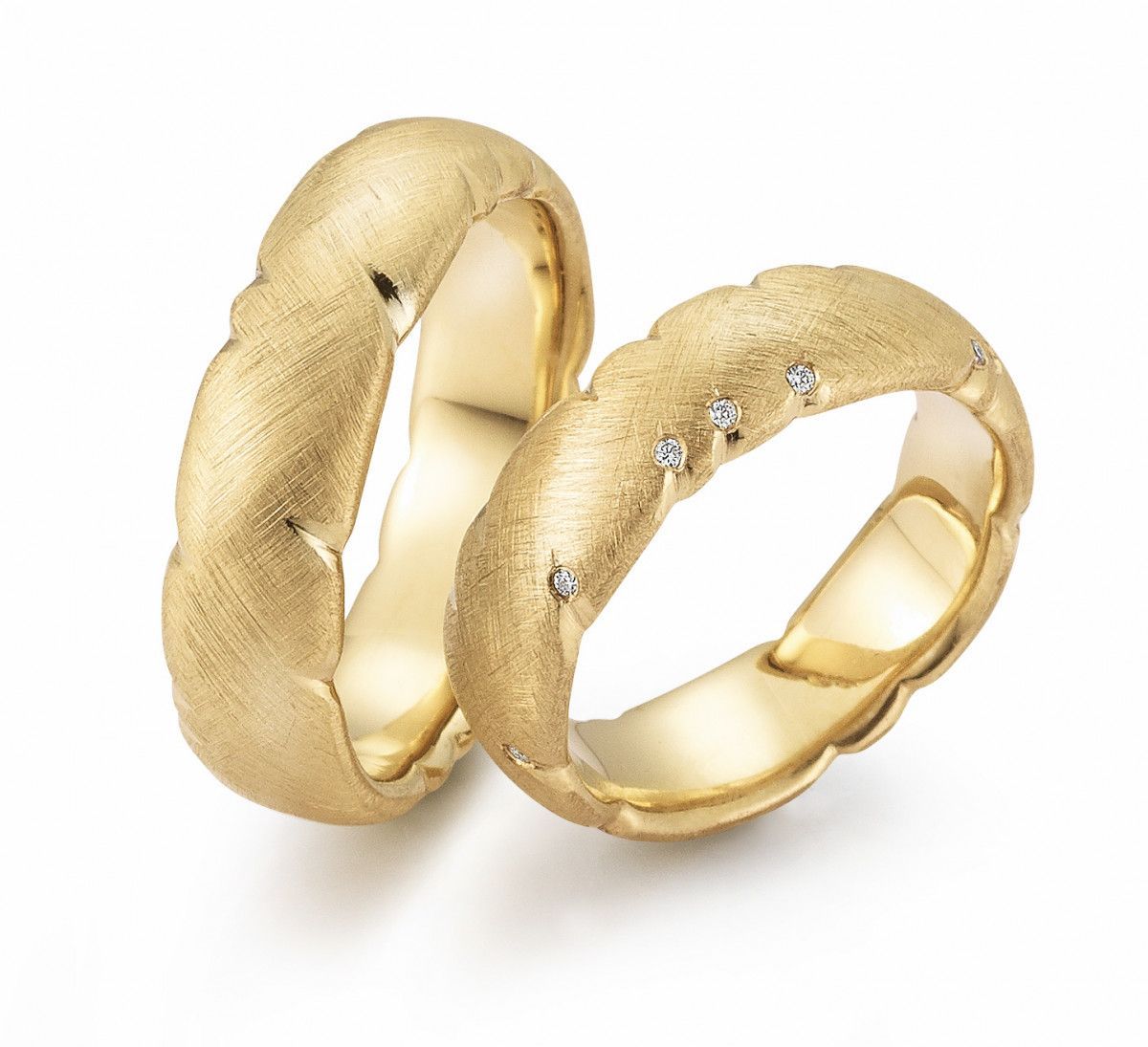 Twee gouden trouwringen met een gevlochten structuur; één met kleine diamanten.