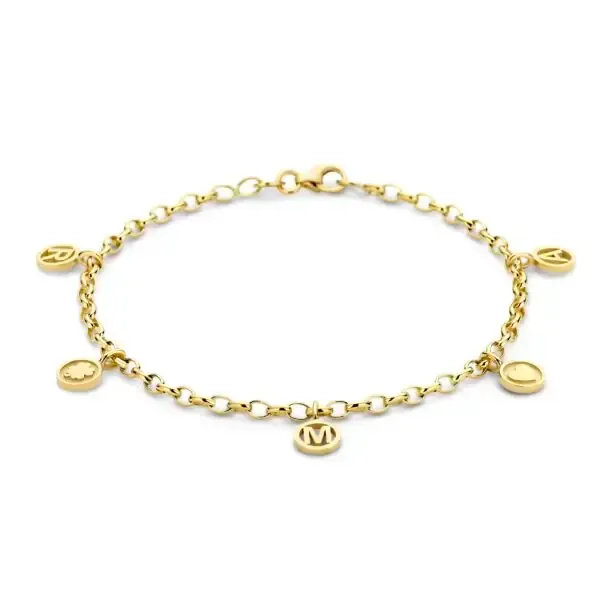 Gouden bedelarmband voor om de pols, met crèmekleurige trui-mouw.