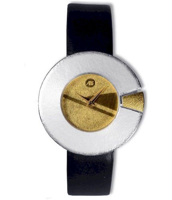 Horloge van zilver en goud met zwarte leren band; gouden wijzerplaat en wijzers, zilveren buitenring.