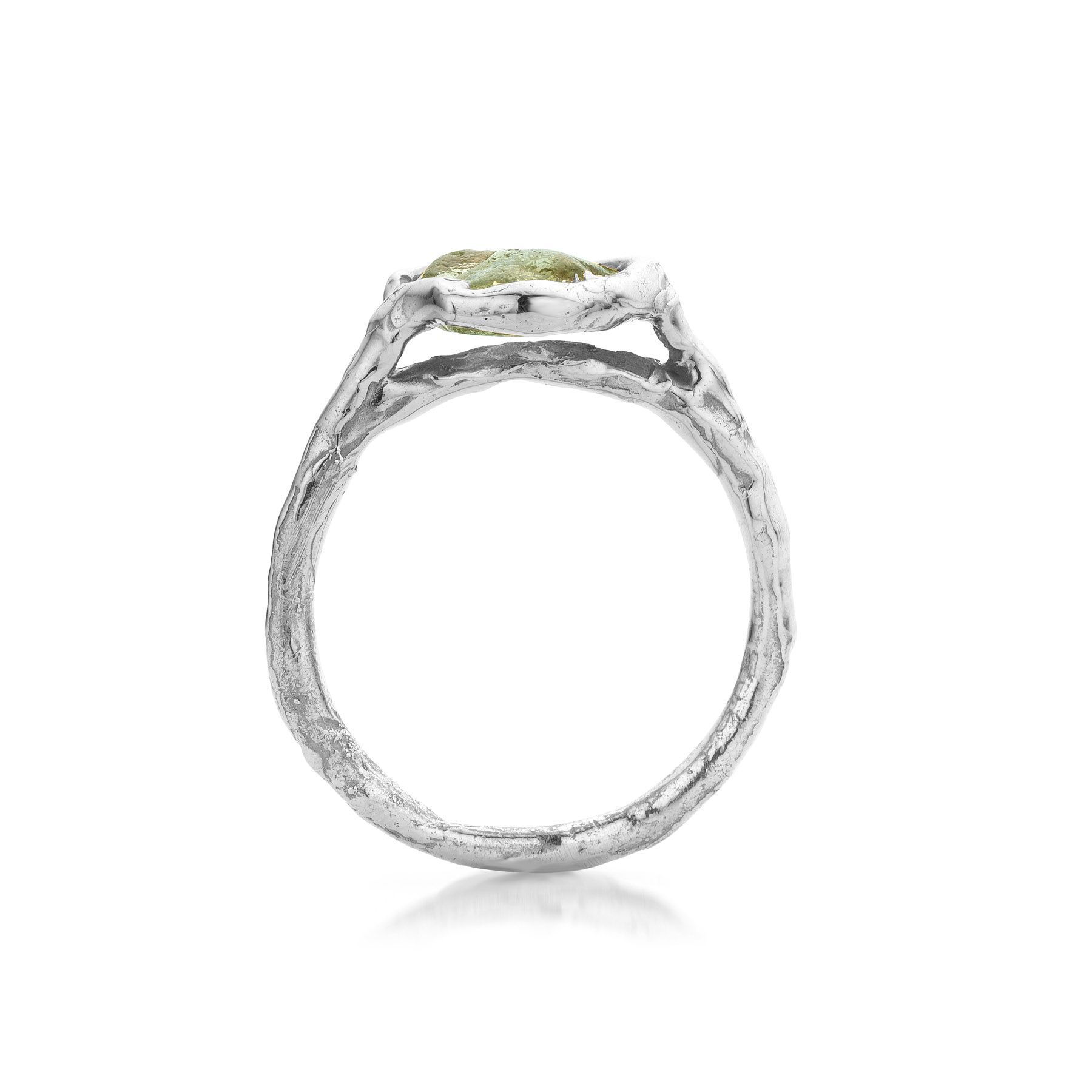 Zilveren ring met lichtgroene steen, getextureerde band en unieke zetting.