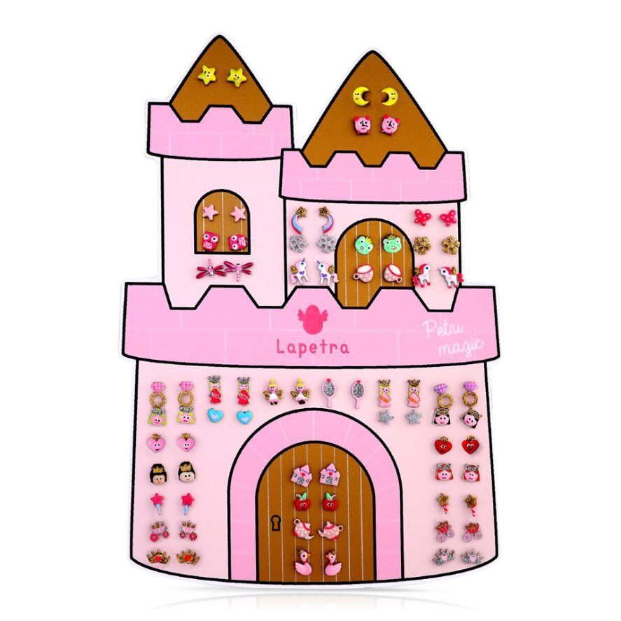 Roze displaybord voor oorbellen in de vorm van een kasteel, met verschillende kleurrijke oorbellen.