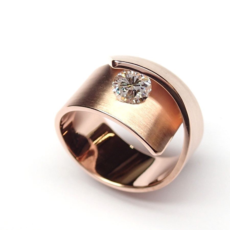 Roségouden ring met een diamant in het midden.