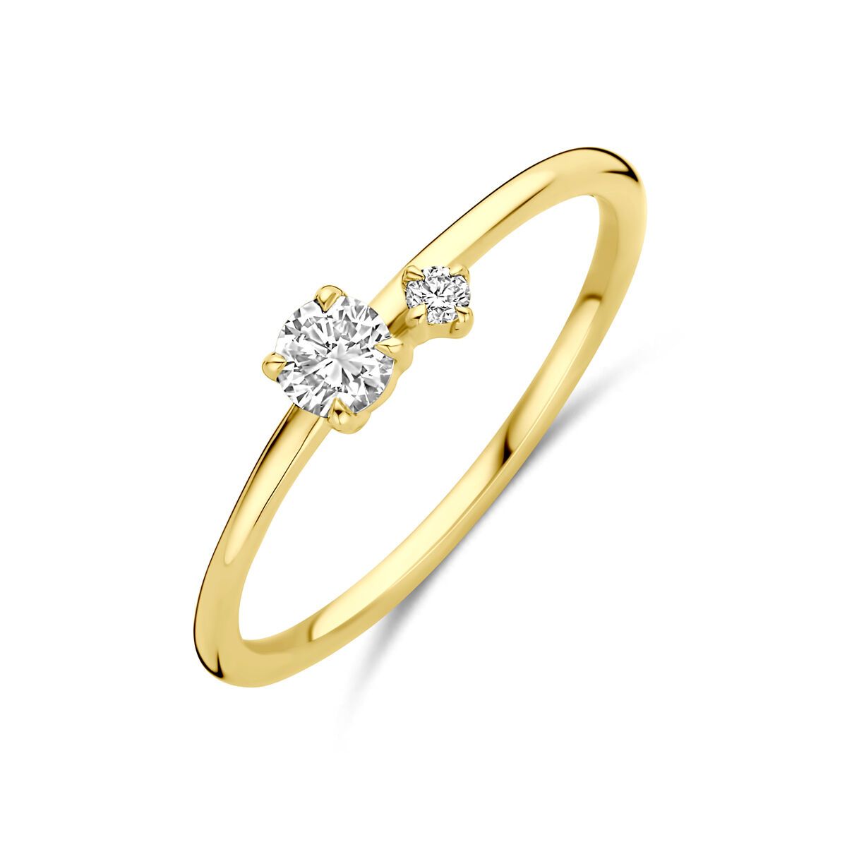 Gouden ring met twee heldere edelstenen.