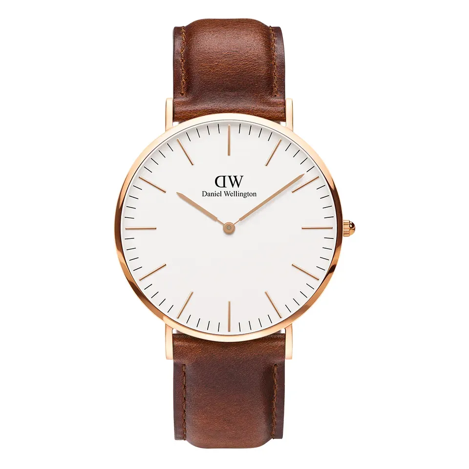 Horloge van roségoud met witte wijzerplaat en bruine leren band.