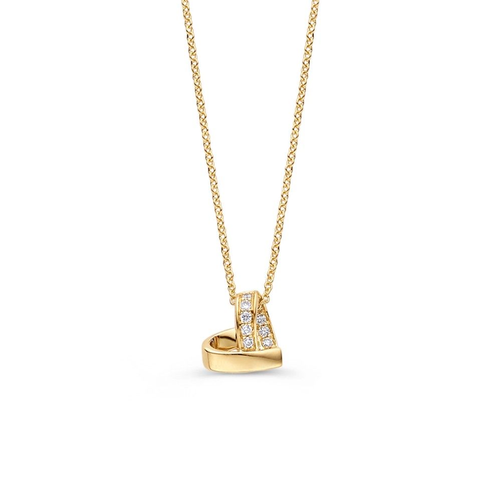 Gouden ketting met een hartvormige hanger, bezet met diamanten, op een witte achtergrond.