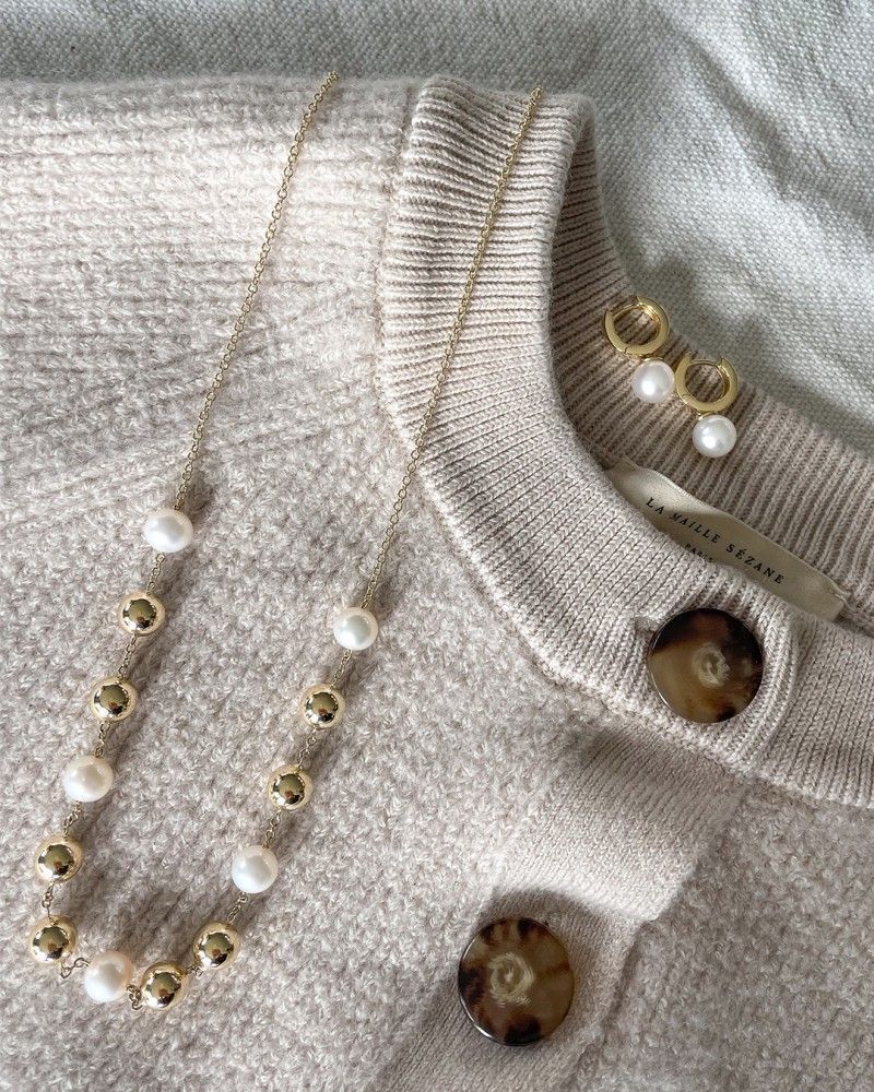 Gouden kruisring met kleine diamantjes.