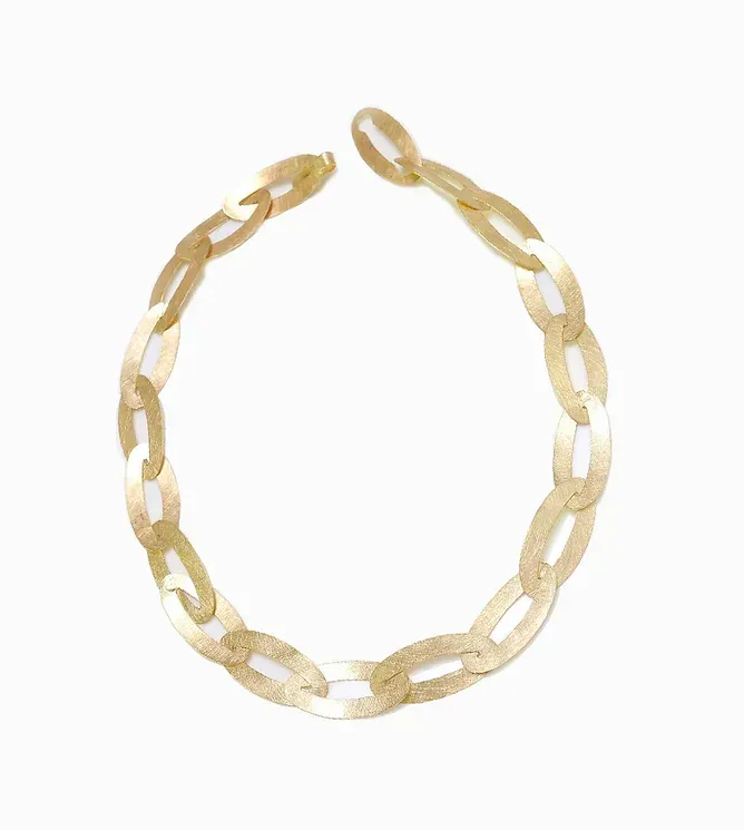 Gouden ketting met ovale schakels op een witte achtergrond.