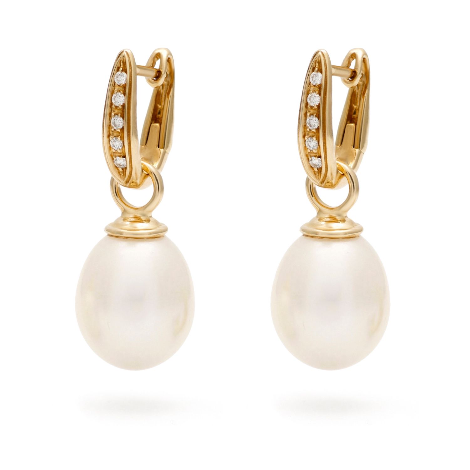 Gouden oorbellen met witte pareldruppels en kleine diamantjes.