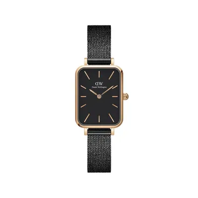 Daniel Wellington horloge met een rechthoekige zwarte wijzerplaat, gouden kast en zwarte mesh band.