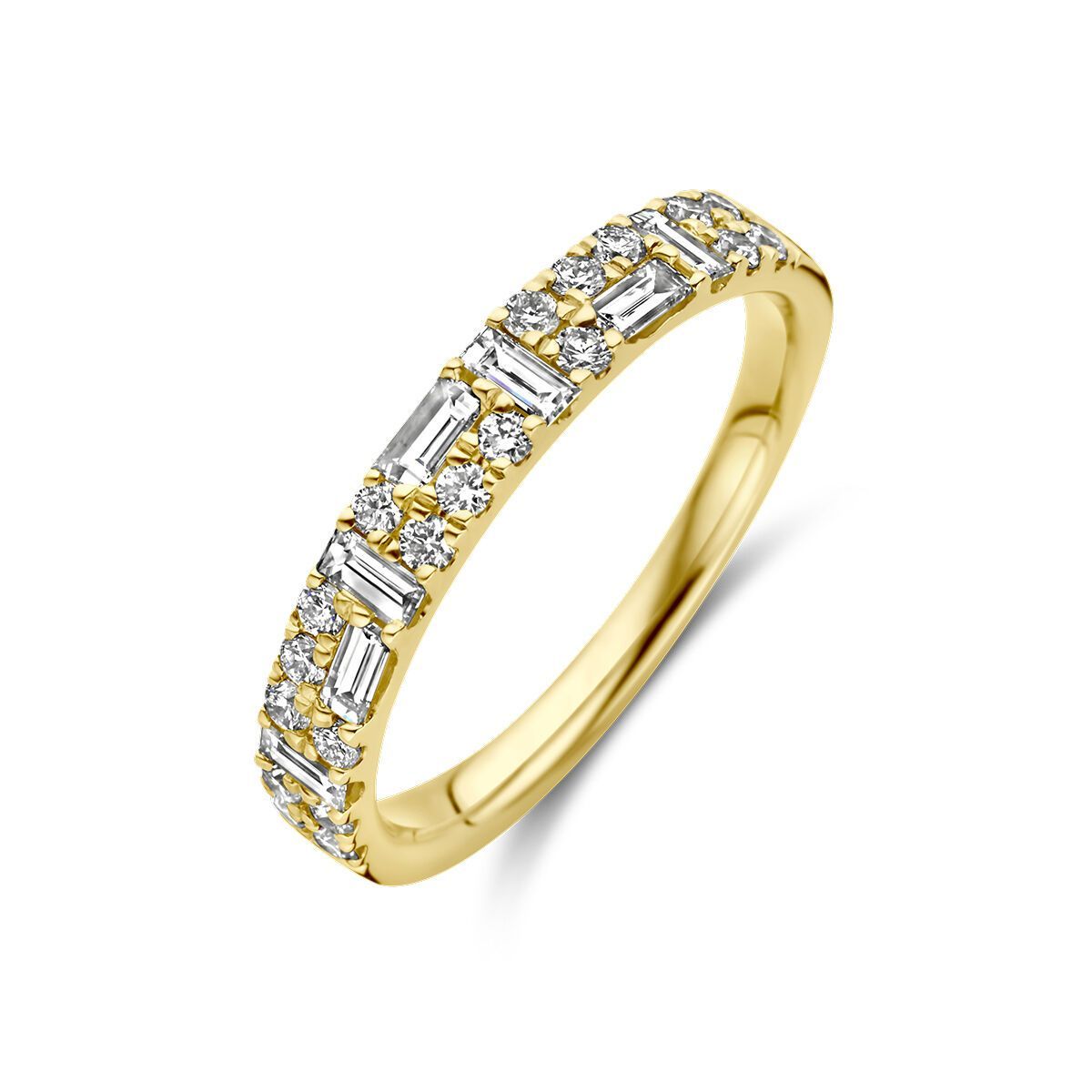 Gouden bandring met kleine ronde en baguette geslepen diamanten, gezet in twee rijen.