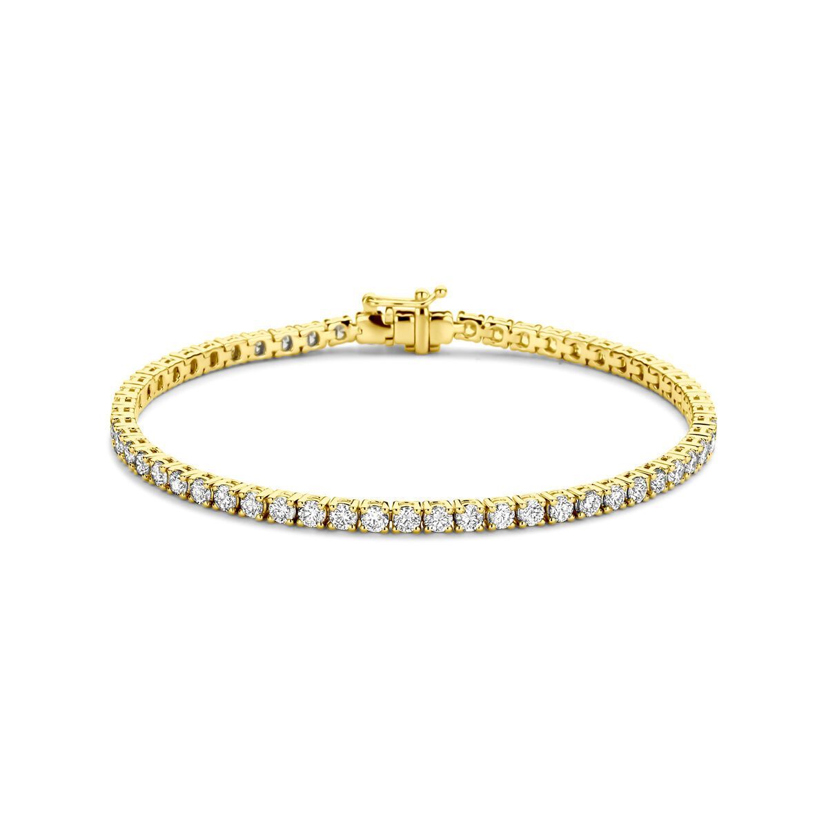Gouden tennisarmband met diamanten, gecentreerd op een witte achtergrond.