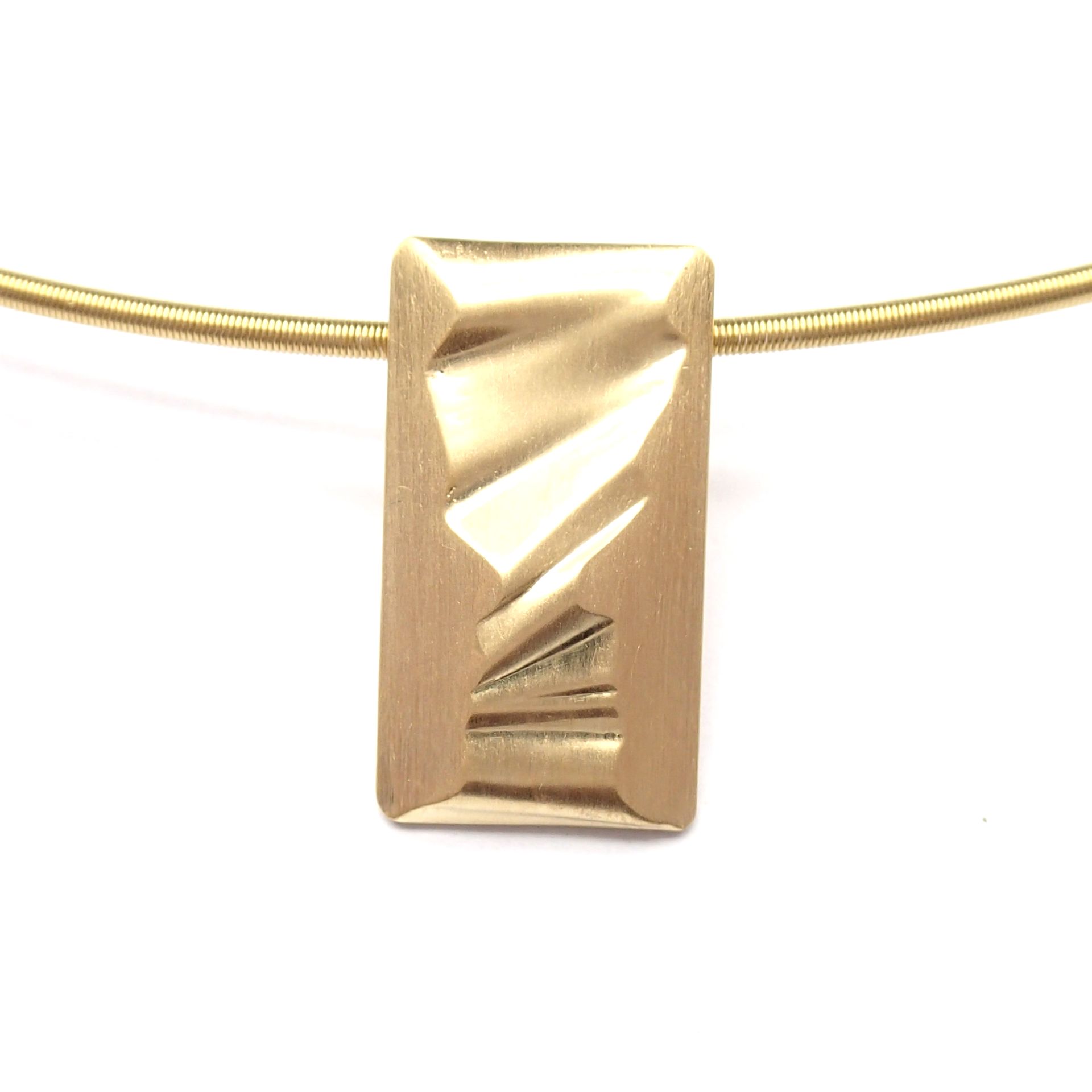 Gouden hangerketting met rechthoekige hanger, getextureerd met hoekig, geometrisch ontwerp.