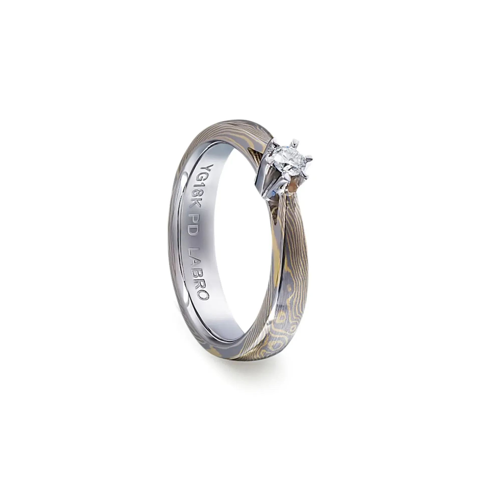 Verlovingsring met diamant en metalen band met patroon.