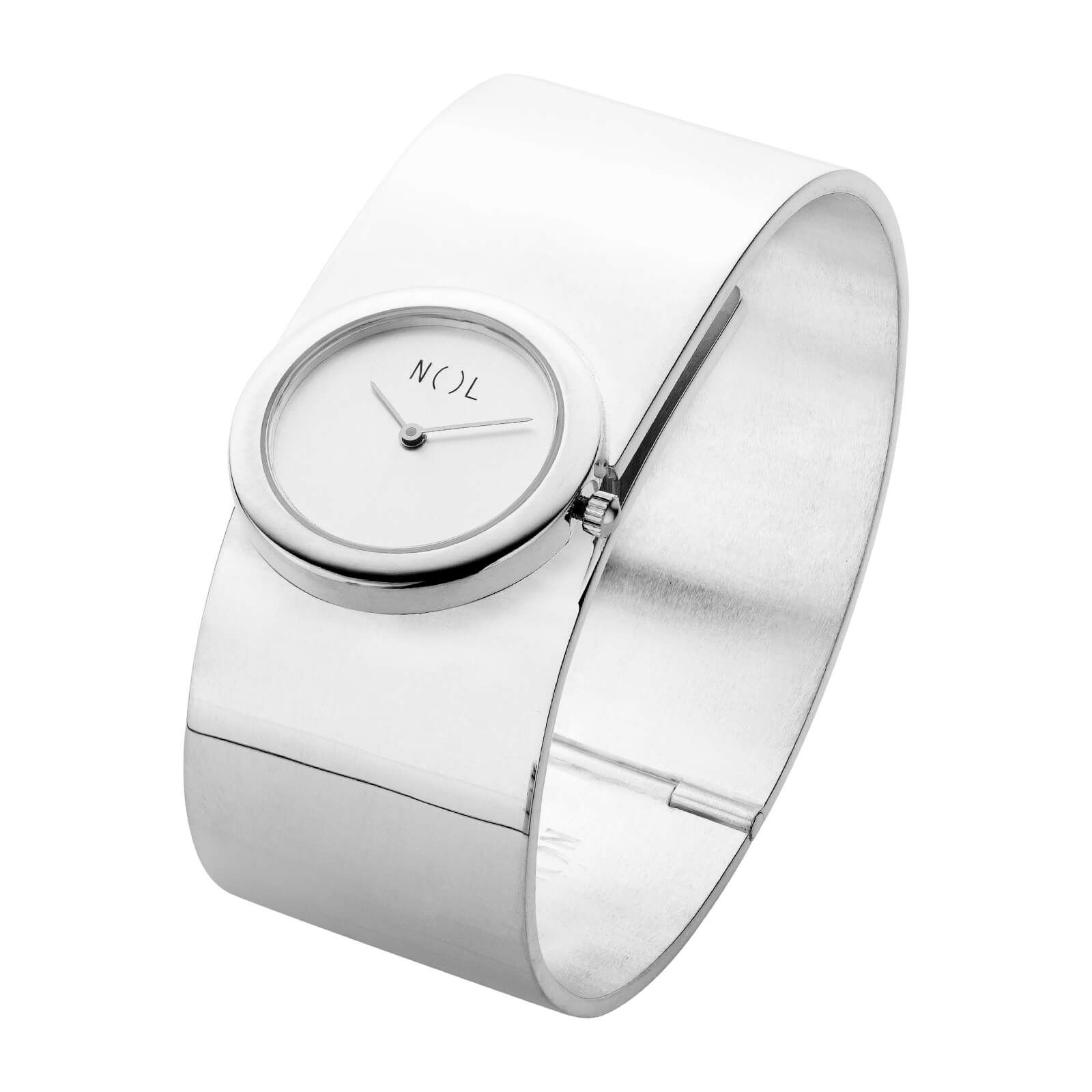Handen gevouwen, één draagt ​​een ovale diamanten verlovingsring.