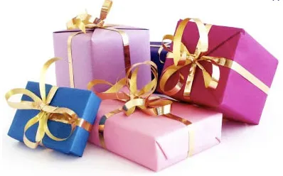 Ingepakte cadeautjes in de kleuren blauw, roze en paars, vastgebonden met gouden linten.