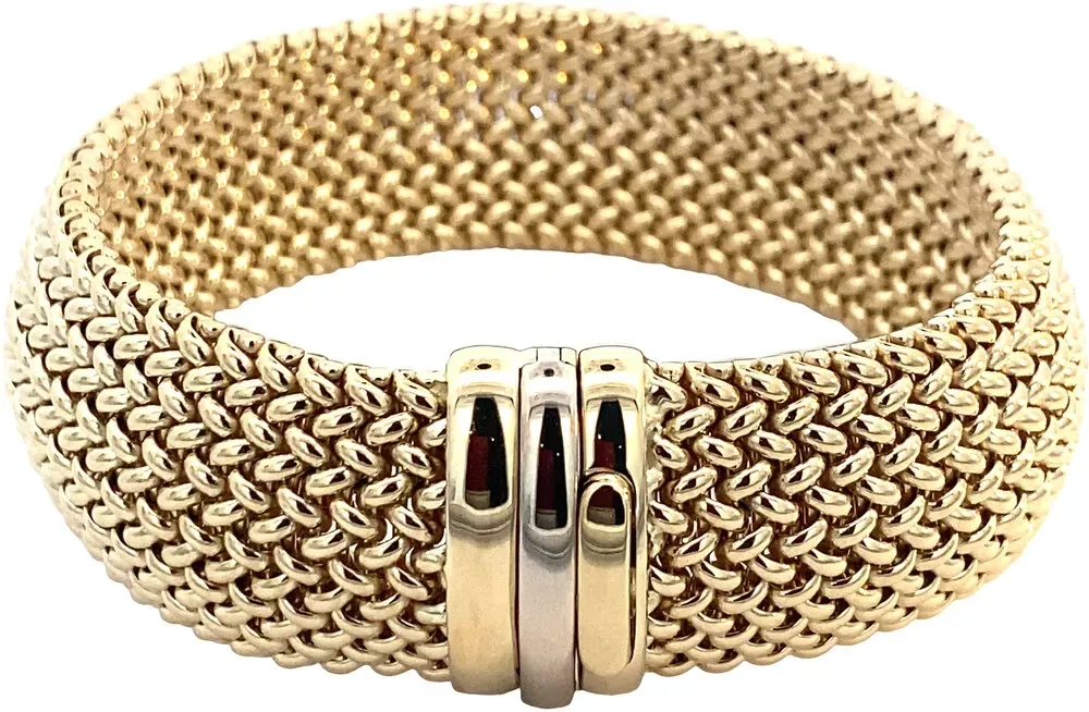 Gouden gevlochten armband met een witgouden sluiting.