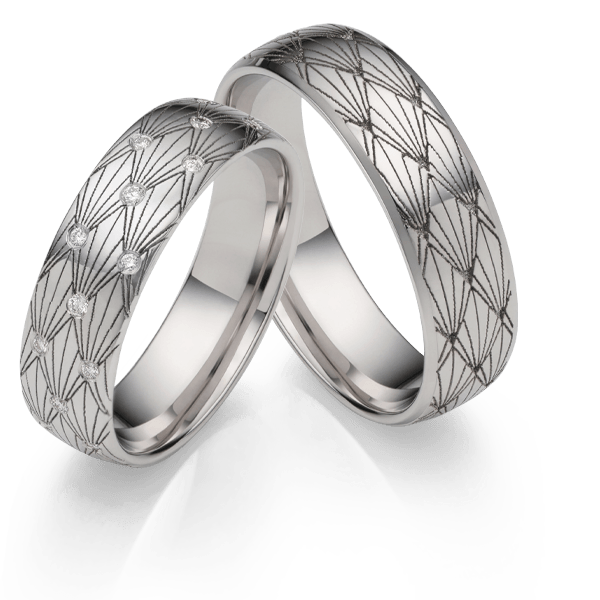 Twee bijpassende platina trouwringen met gegraveerde Art Deco-waaierpatronen en diamanten op één ring.