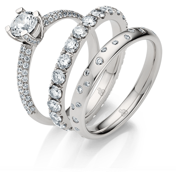 Drie zilveren ringen met diamanten: solitaire, pavé gezette en scatter gezette.