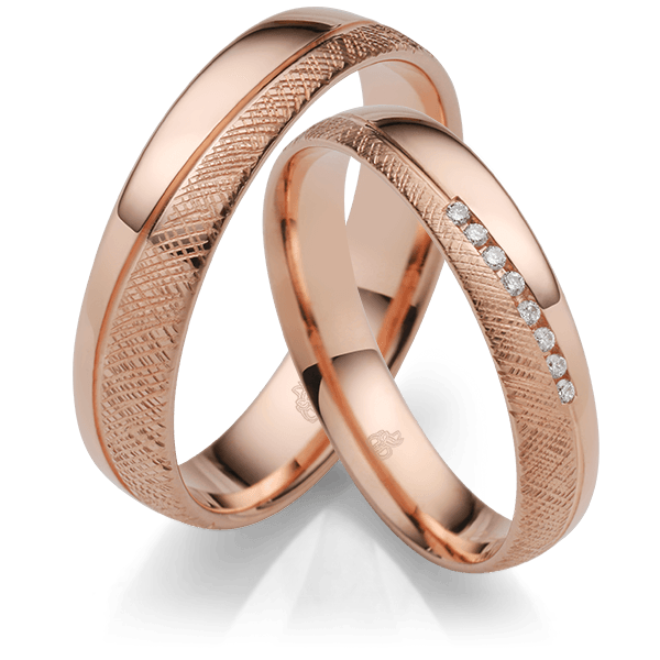 Twee trouwringen van roségoud; één met een diagonaal patroon en de andere met diamanten.