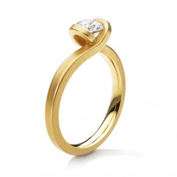 Gouden ring met een gebogen band, waarin een diamant in een wervelzetting is gezet.