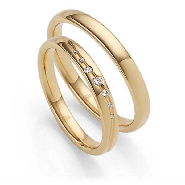 Twee gouden trouwringen, waarvan één met kleine diamantjes, naast elkaar op een witte achtergrond.