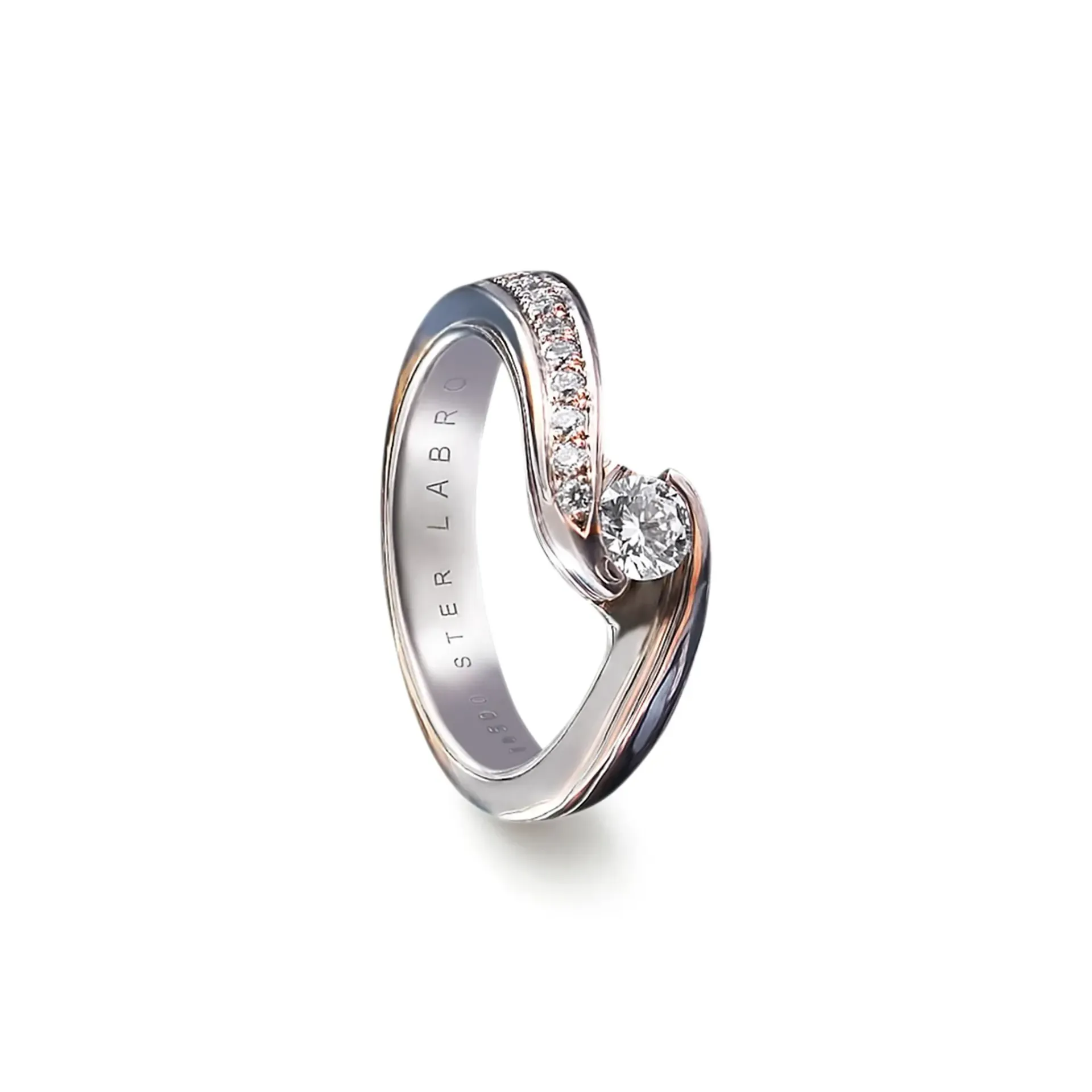 Diamanten ring met een gebogen, tweekleurige band en één enkele, verhoogde steen.