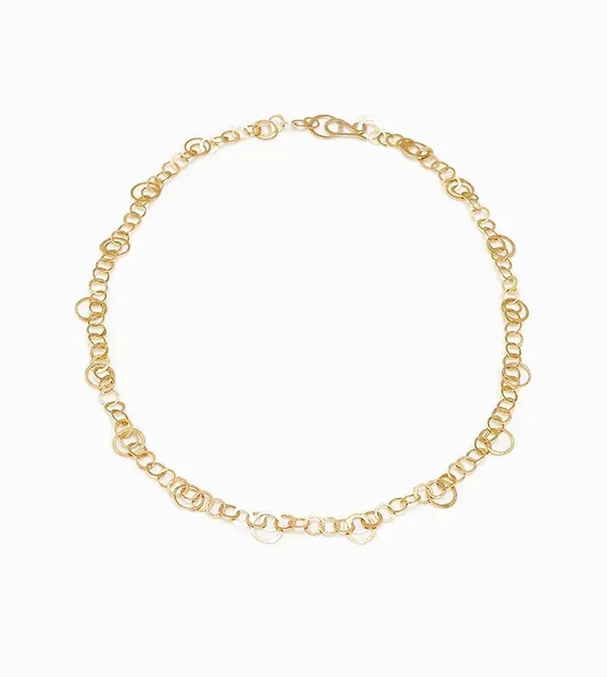 Gouden ketting met verschillende groottes van onderling verbonden cirkels.