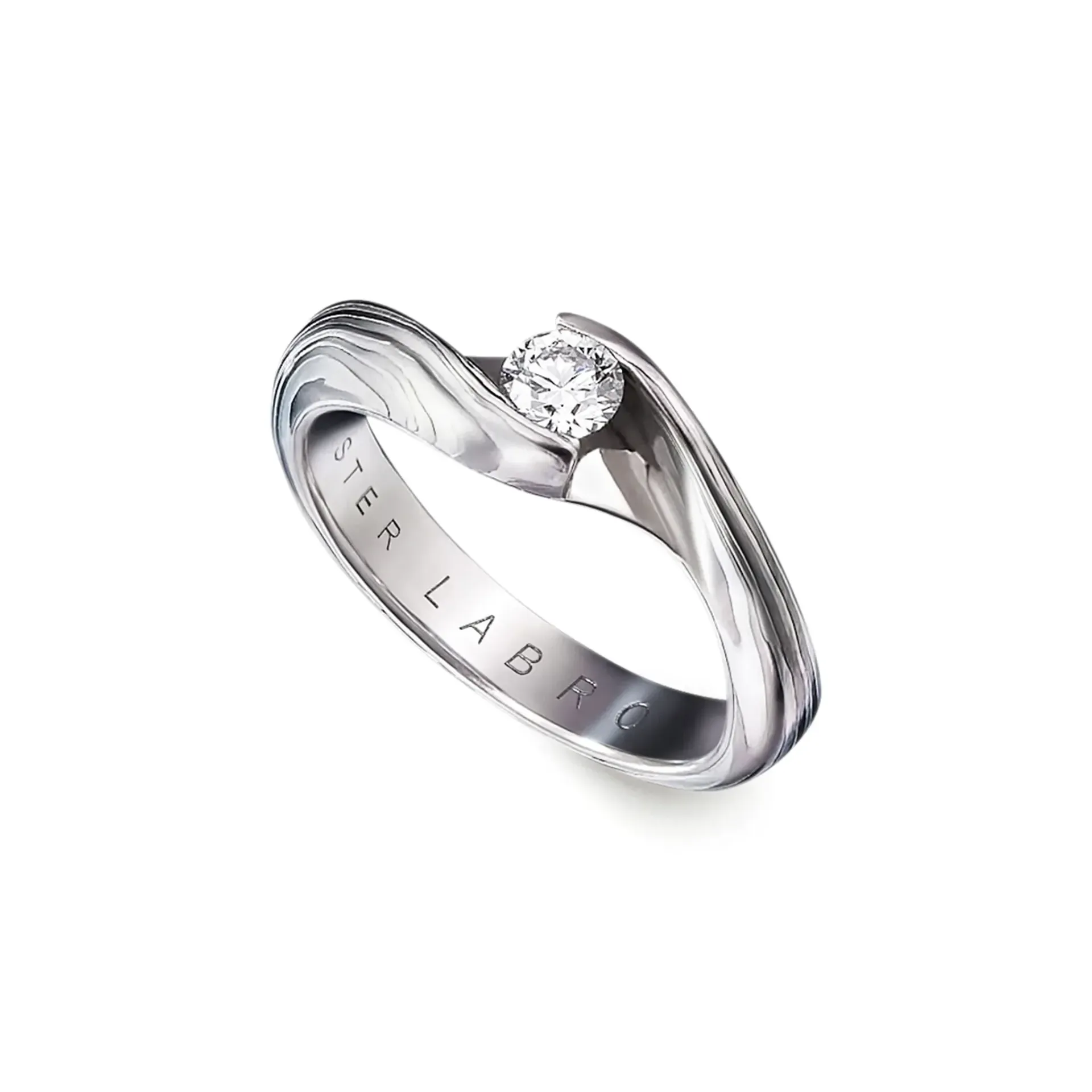Diamanten ring met een wervelende, gestructureerde band.
