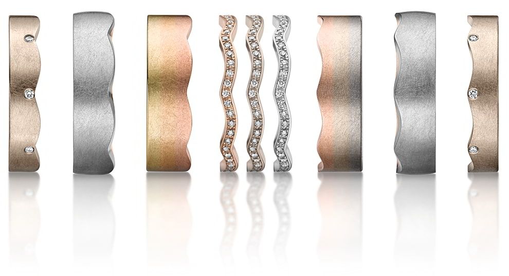 Ringen met golvende randen in verschillende kleuren: goud, zilver, roségoud en met diamanten bezet.