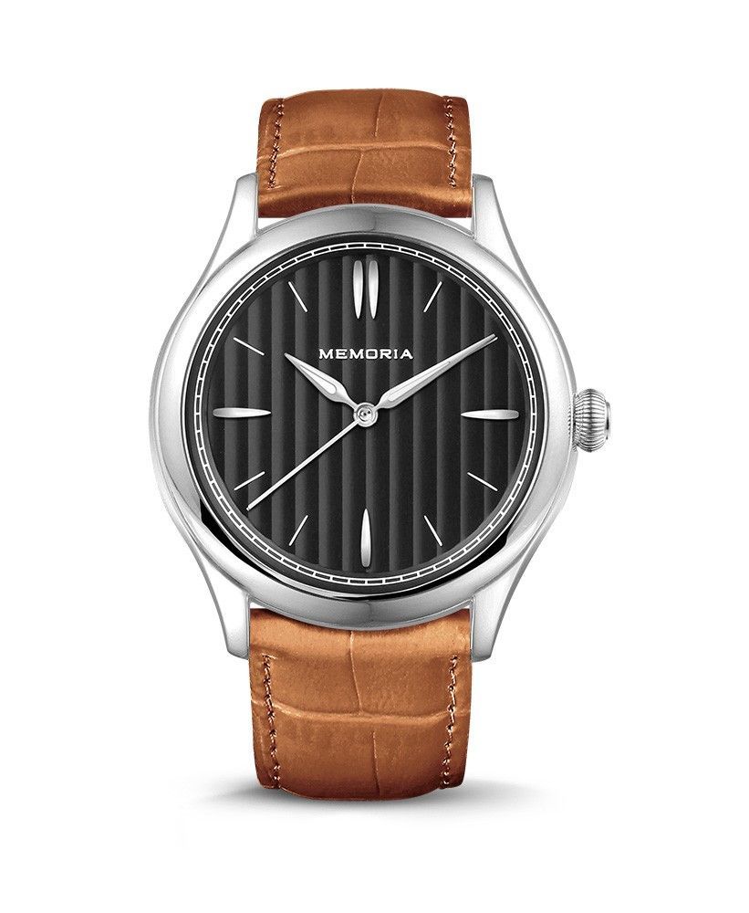 Zilveren horloge met zwart gestreepte wijzerplaat en bruine leren band.
