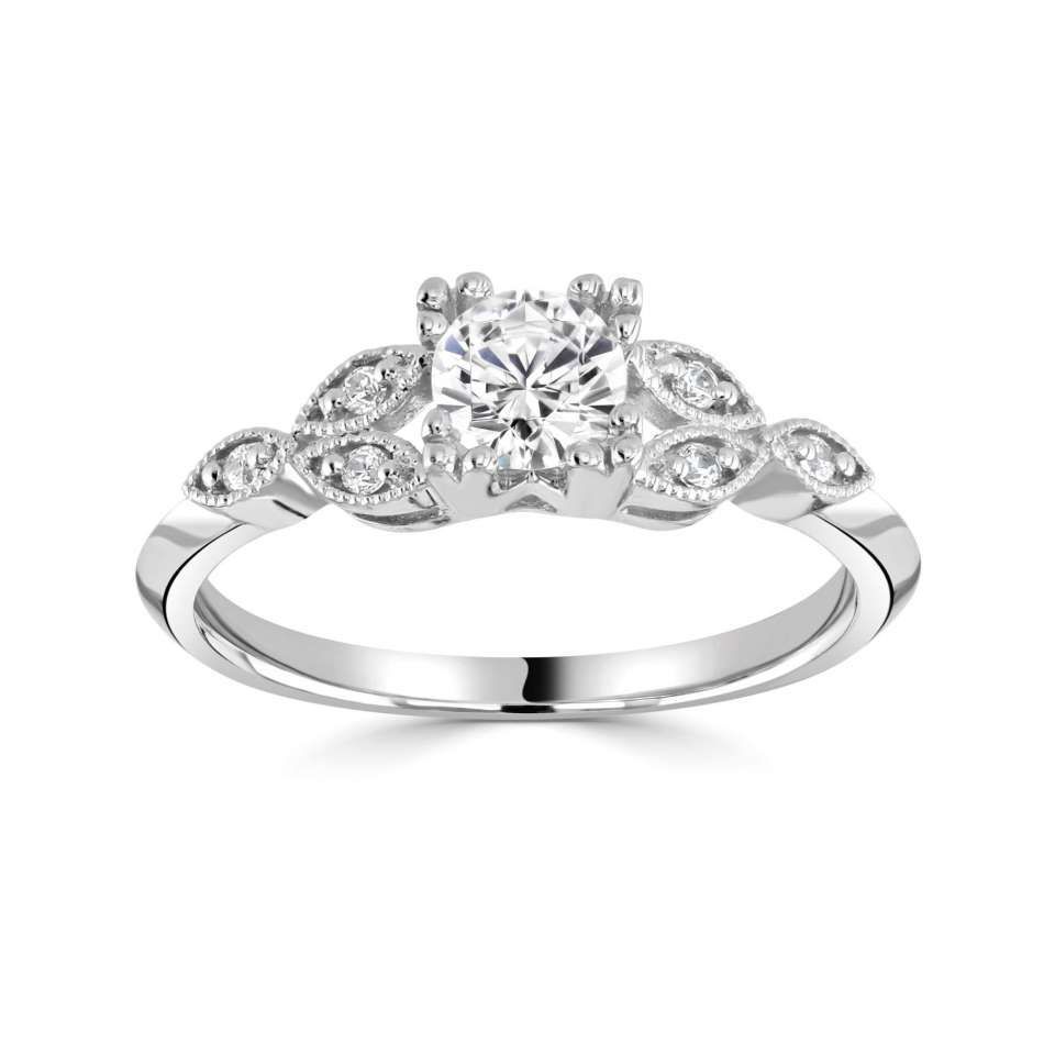 Verlovingsring met diamant, een ronde middensteen en bladvormige zijstenen op een witgouden band.