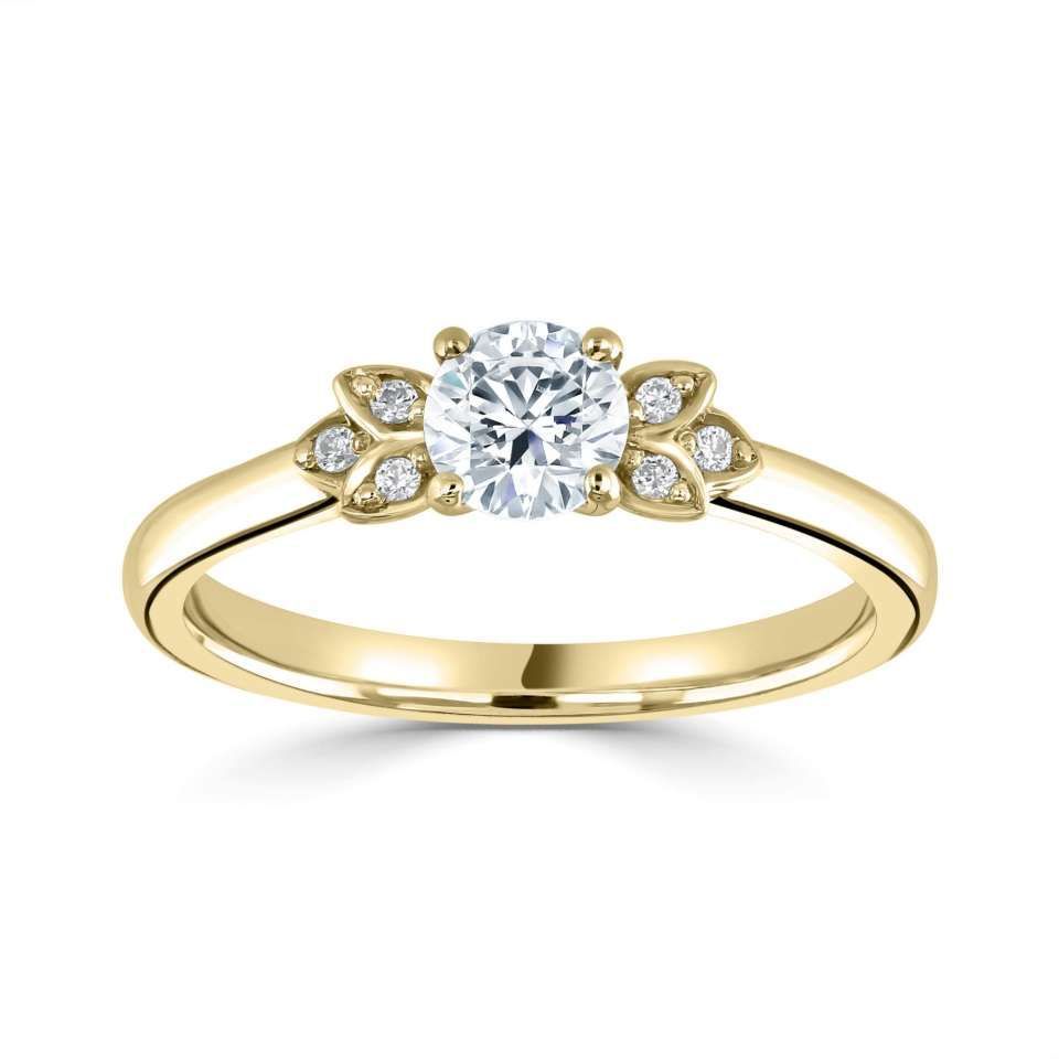 Gouden verlovingsring met een ronde diamant in het midden en diamantaccenten.