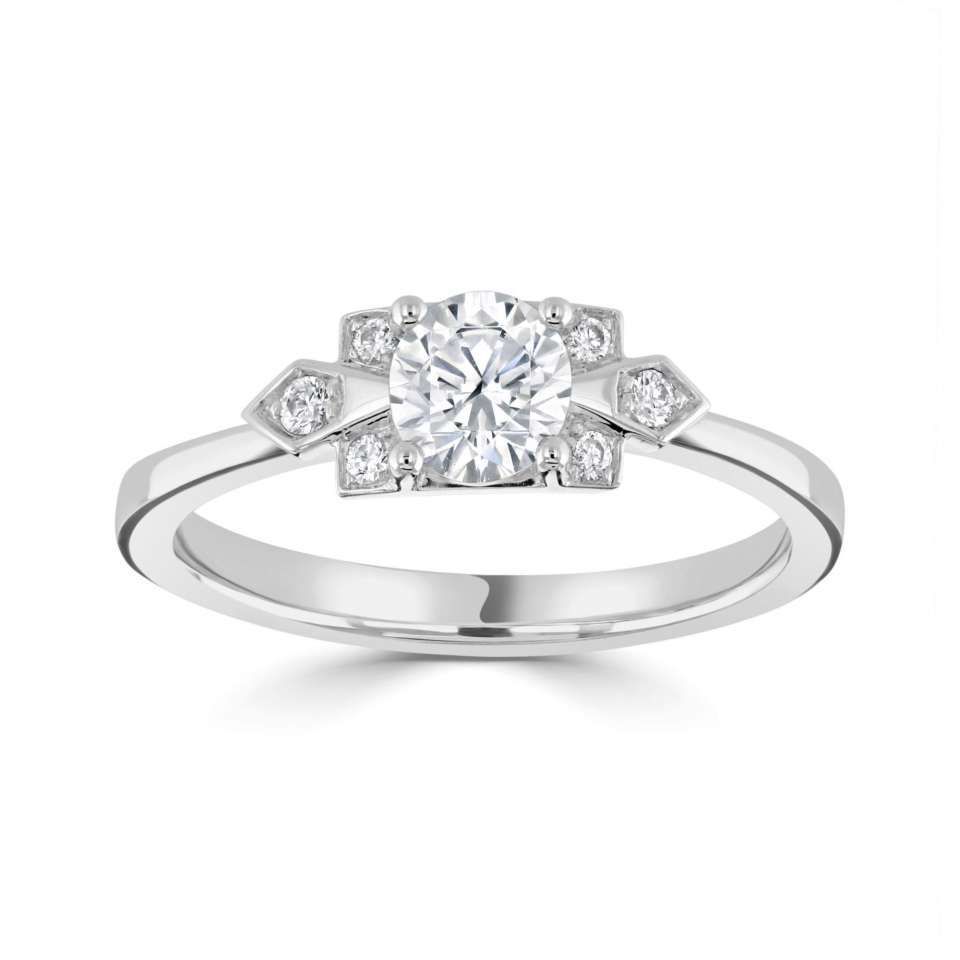 Verlovingsring met diamant, met een ronde middelste steen en zijdiamanten in een zilveren band.