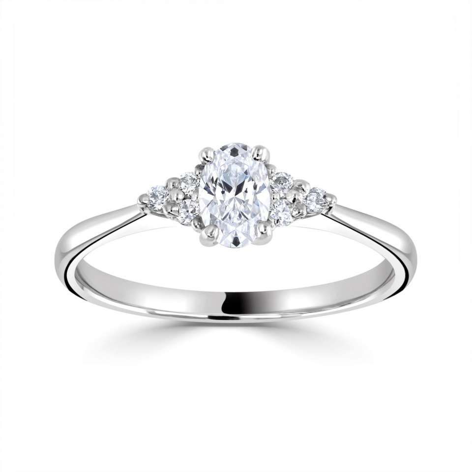Ovale diamanten ring met twee zijstenen op een witgouden band.
