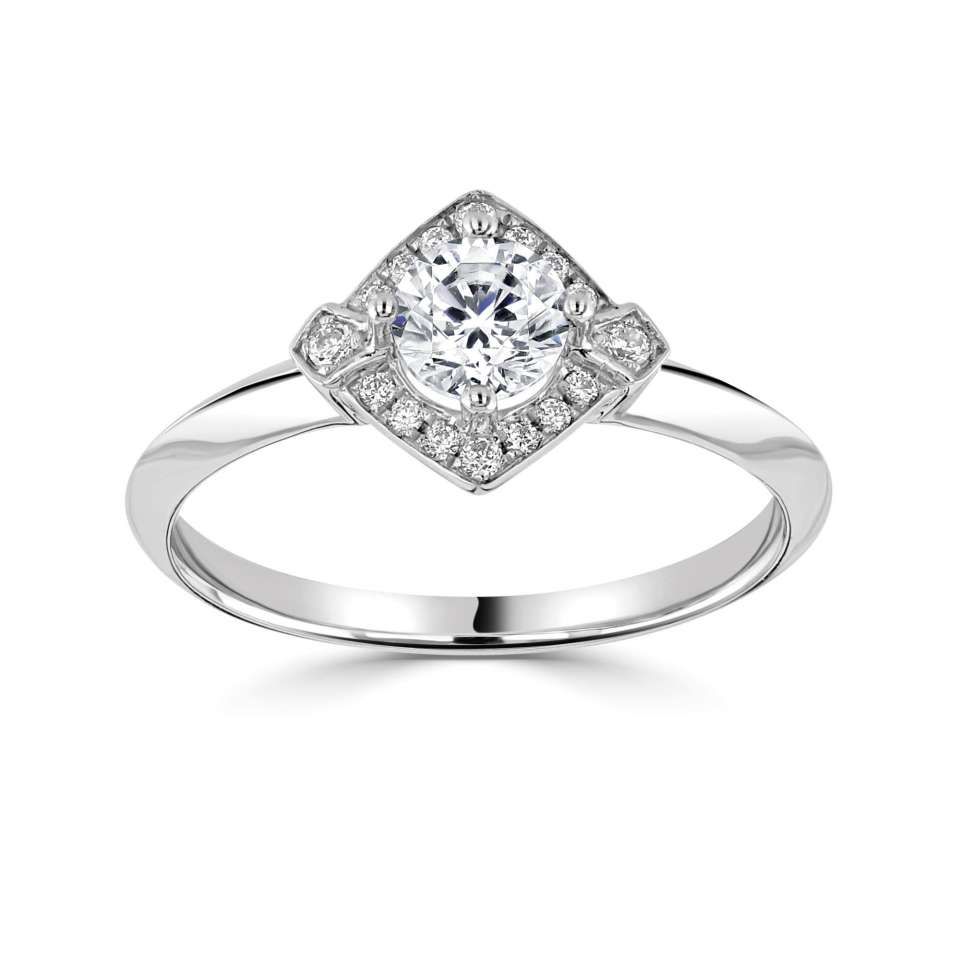 Verlovingsring met diamant, met een ronde middelste steen omringd door een vierkante halo van kleinere diamanten, gezet in een gepolijste, witte metalen band.