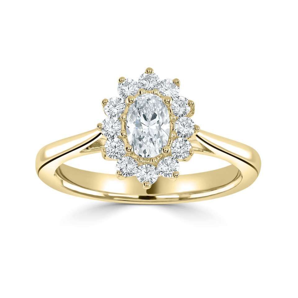 Gouden verlovingsring met een ovale diamant in het midden en een halo van kleinere diamanten.