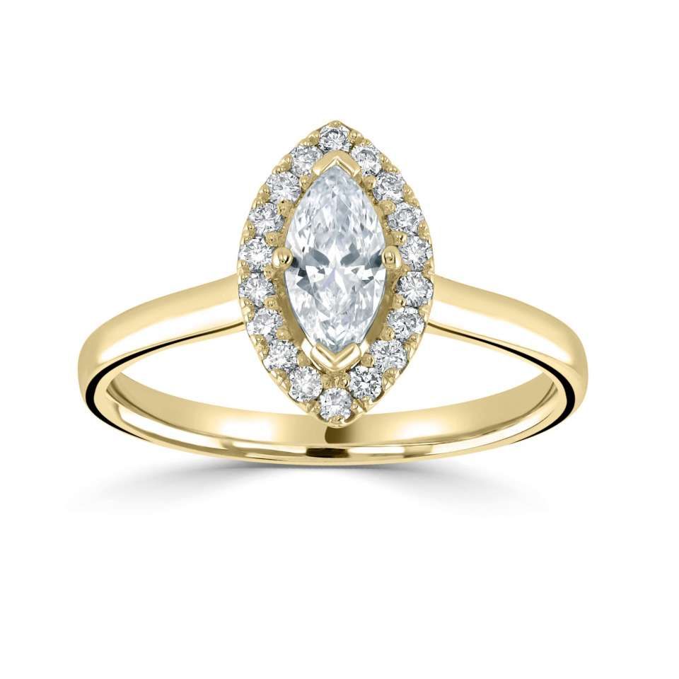 Gouden ring met een marquise-geslepen diamant in het midden, omgeven door een halo van kleinere diamanten.