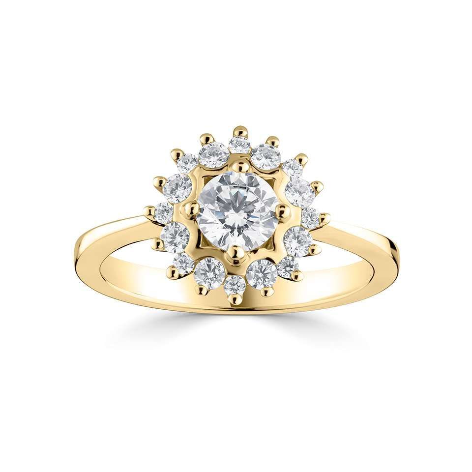 Gouden ring met een centrale diamant omringd door kleinere diamanten, zonnestralenmotief.